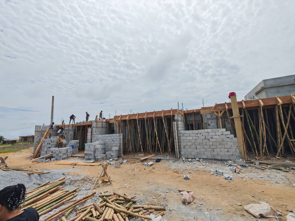 Mise en place des poutres et du plancher avant le coulage du béton